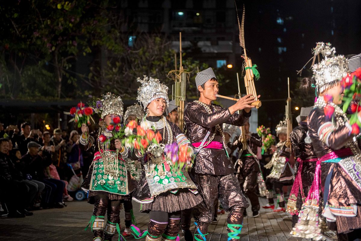 2018年12月13日,澳门,贵州省从江县大塘芦笙舞蹈表演队在佑汉街市公园
