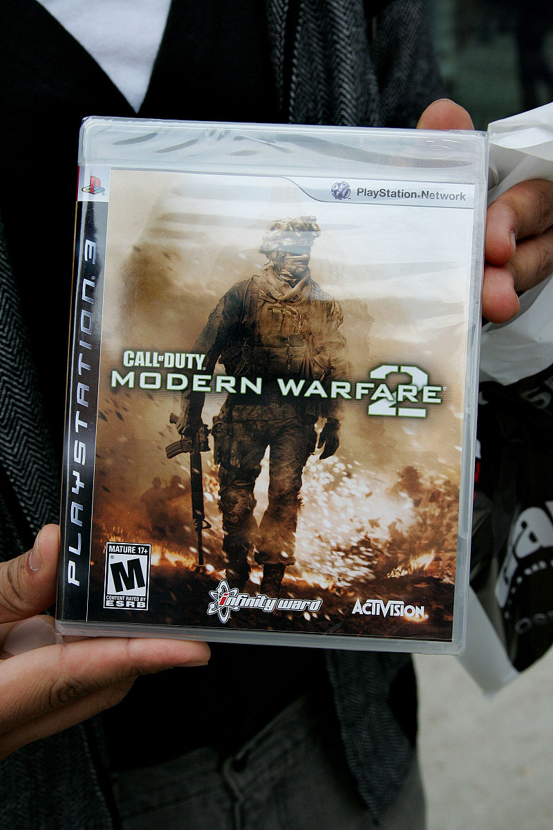 将下面文字翻译成中文：We are pleased to announce that Microsoft and PlayStation have signed a binding agreement to keep Call of Duty on PlayStation following the acquisition of Activision Blizzard Spencer wrote