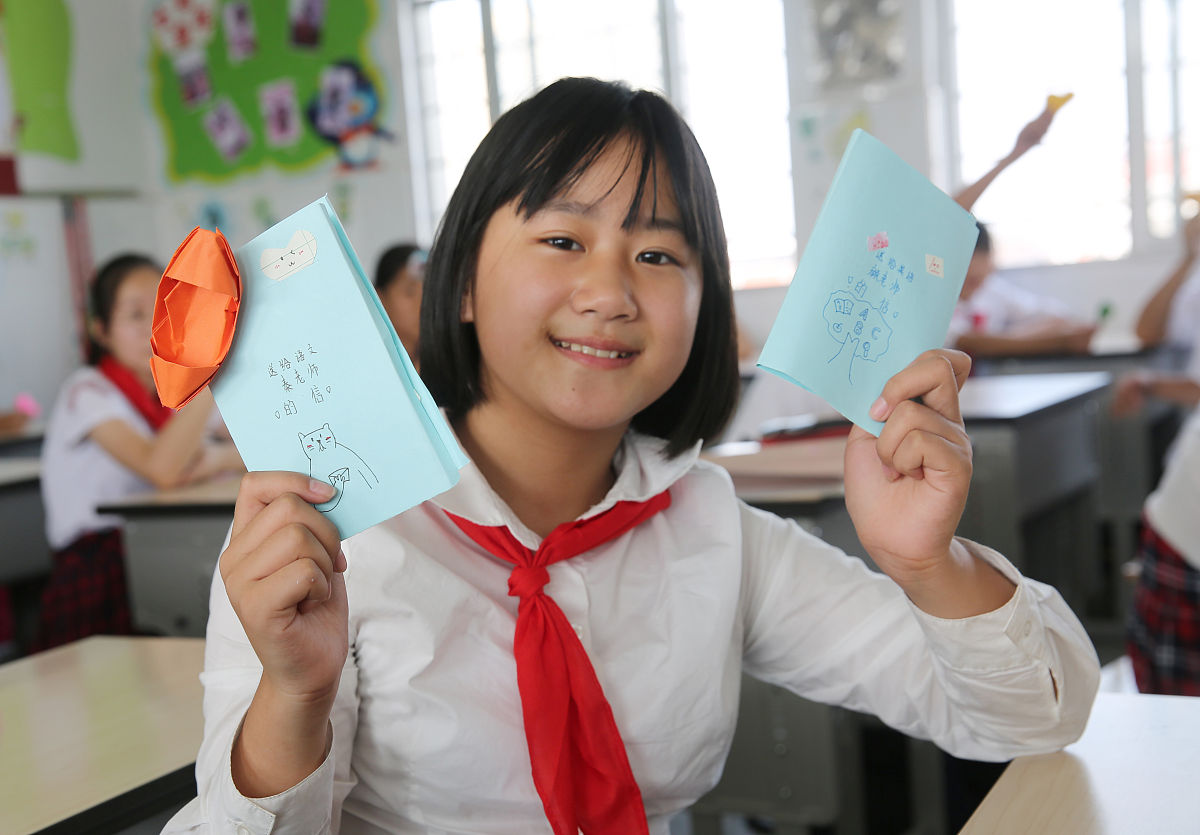 围绕学习认真、协助老师、热心、活泼写一篇500字的优秀小学生事迹