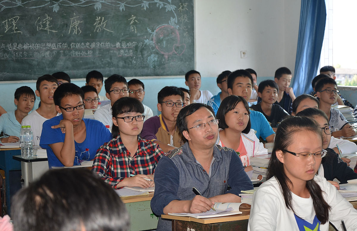 2015年9月14日,四川达州,为圆大学梦,37岁达州男子石思春重新走进高中