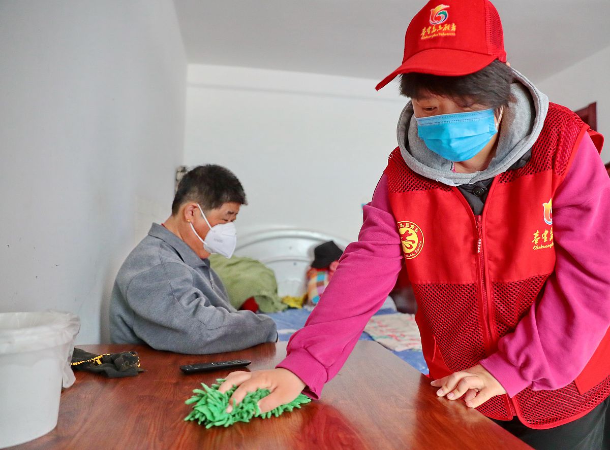 从摘要、实践背景、实践目的、实践主题、实践形式及时间、实践内容及安排、预期成果、人员分工、注意事项这几个方面写一份以锡流咏尽百年初心赓续红色精神为主题的暑期文化科技卫生三下乡社会实践项目立项书