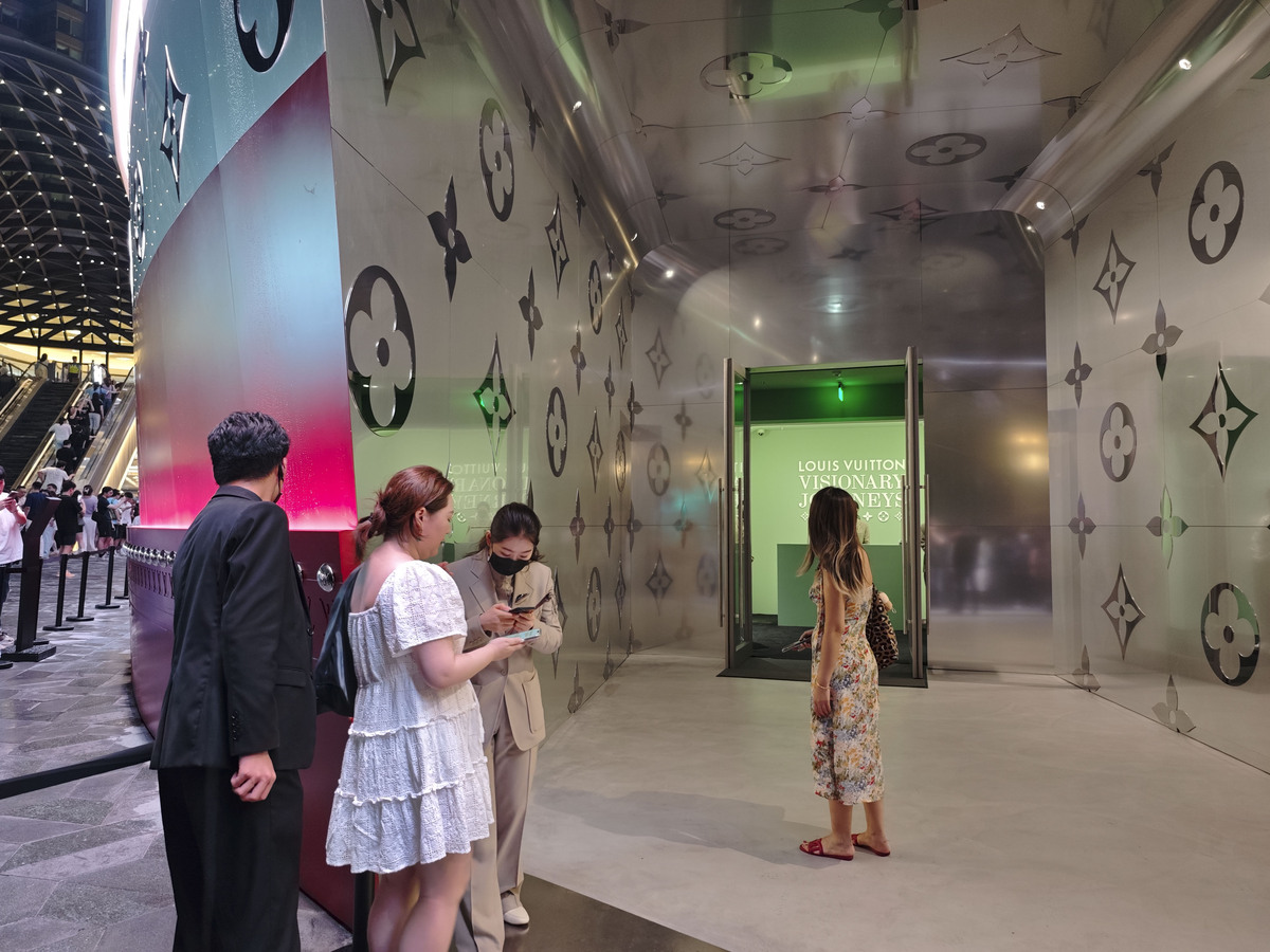 核心策略PRADA以新奇体验为主题打造一个富有互动性的快闪店让目标客户在惊喜与互动中发现品牌产品的魅力。创新点： 选址高端文化书店结合品牌形象与目标用户选址新奇与极具文化气息。这一选择本身就包含强烈的新奇感与文化感能吸引目标用户。店内装修采用立体几何与明亮色彩呈现新奇与个性的购物空间。商品按风格与颜色进行融合展示彰显产品的设计感与个性。这种非传统的展示方式带来新奇的购物体验。 设置手袋DIY等互动