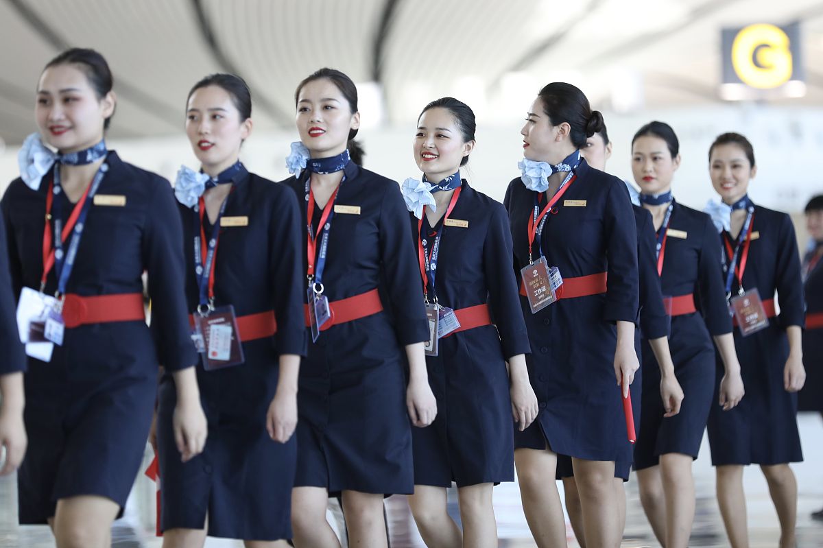 四川成都航空学院的空姐介绍预订国际机票的小