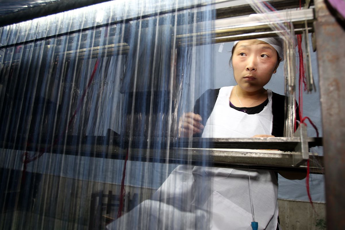 2010年4月20日,参加比赛的色织精英进行穿综技能的比拼.
