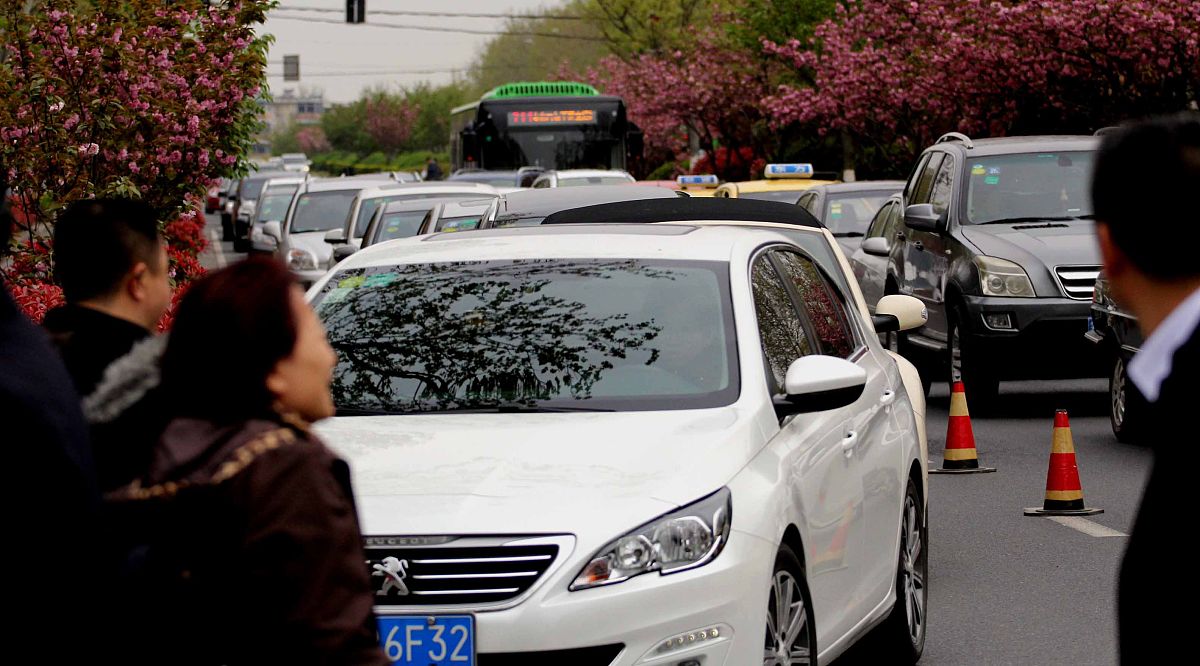 湖南婚车事故：悲剧背后，家属团结共渡难关