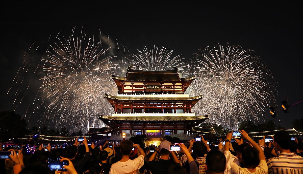 同学们相聚长沙欢度五一祝福他们幸福健康。怎么说通顺一点