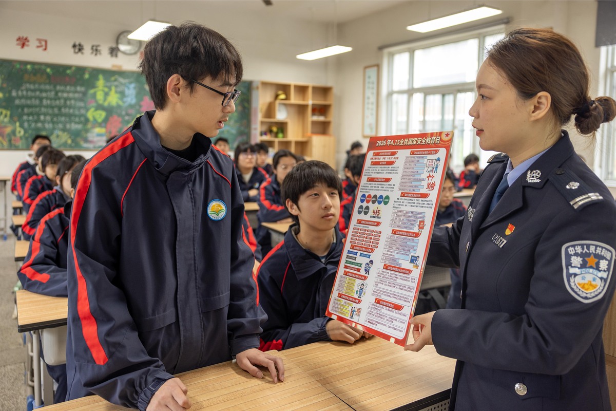 2026年4月14日,江苏泰州,民警在海陵区九龙实验学校为