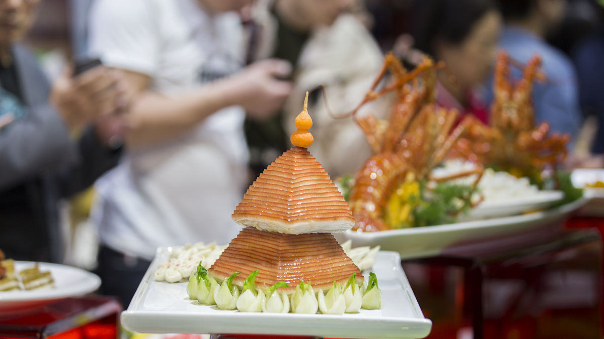 玻璃艺术与美食碰撞！山东公司推“琉璃烧烤大餐”惊艳文博会