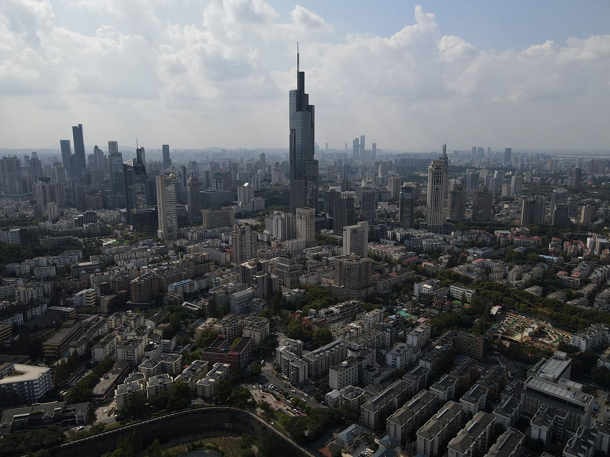 2021年10月24日,南京,地标性建筑紫峰大厦和周边环境风貌清晰可见.