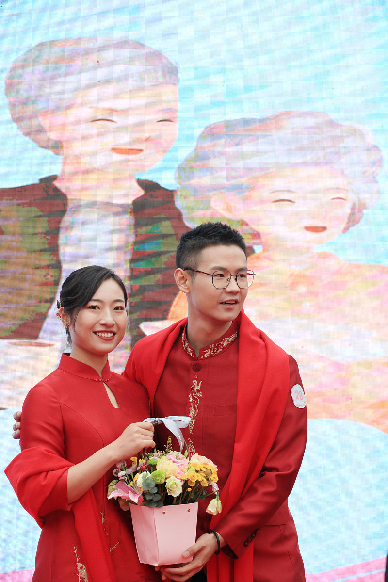 守望今生"的建邺区民政局2021年度金婚纪念<strong>活动</strong>在南京滨江公园举行