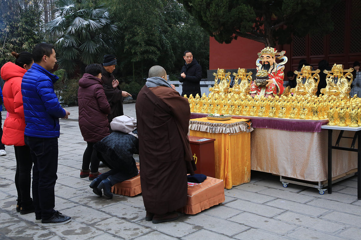 寺庙做法事钱是给个人还是给庙里帮我用180字详细描述