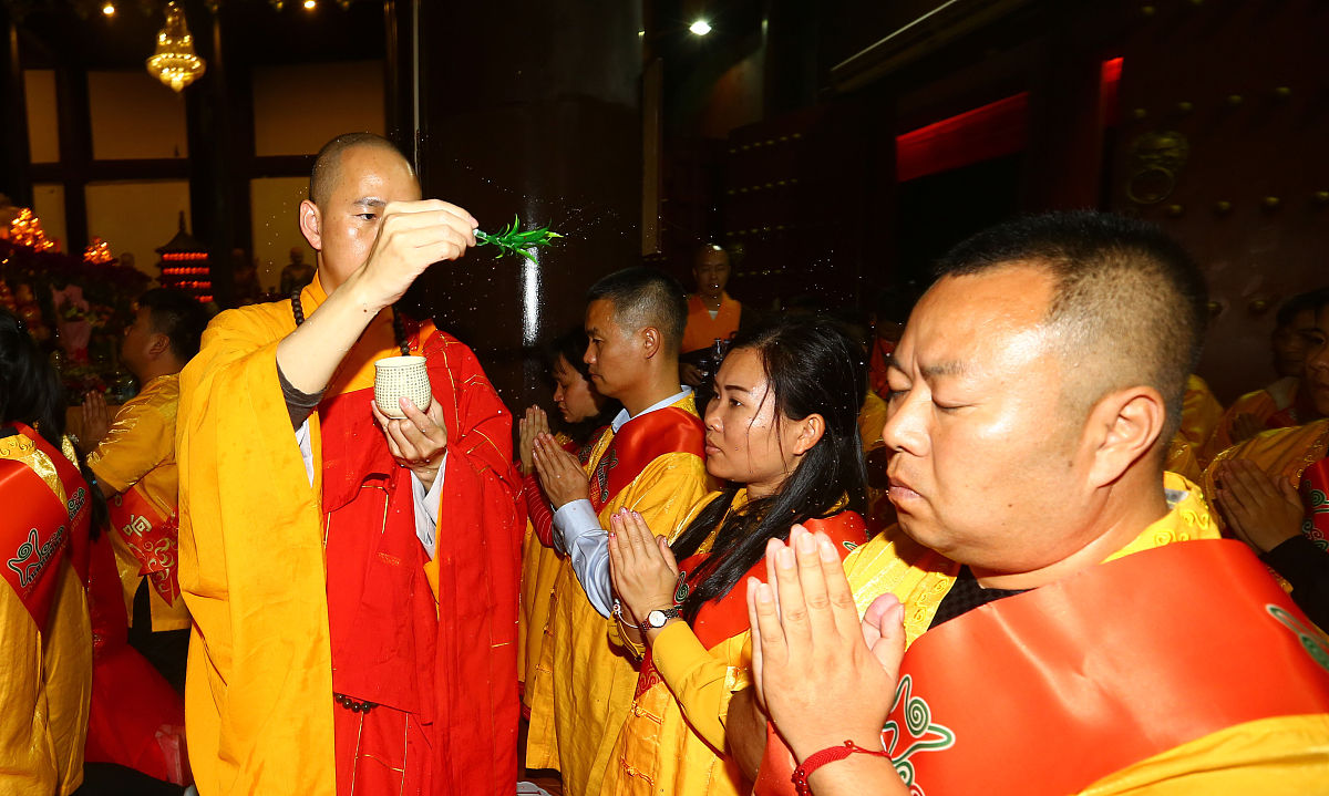 暴雨夜，书生寺庙祈愿：求佛祖，让我回家！