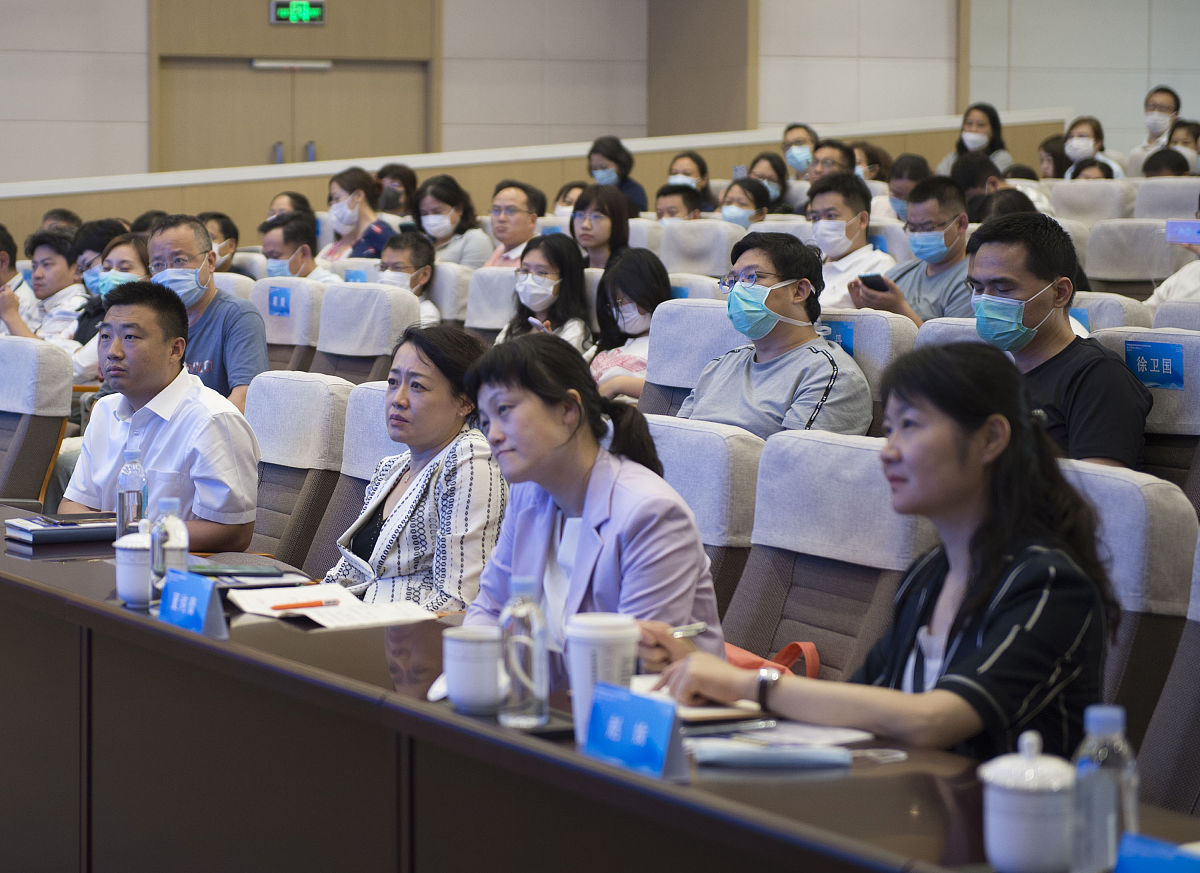 请修改本人来到上海师范大学后就读于旅游学院旅游管理专业在对此专业有一定了解后发现此专业是我校的特色专业。然而经过我在第一学期接触到有关经济学专业的相关课程后不仅让我对经济学这门专业有了更深入的认识它对我们的学习乃至生活的方方面面都有着千丝万缕的联系而且使我对这门专业激发了极高的兴趣让我萌发了学习该专业强烈的欲望。此外正因为心存一股干劲与热爱我会更加努力地学习该专业的课程内容在将来的职业生涯中也期盼
