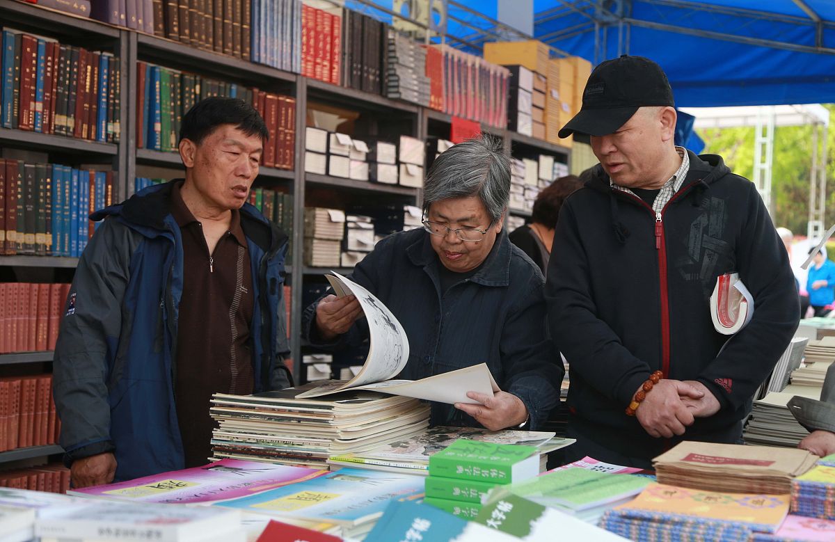 政协委员走进勃利县图书馆开展读书活动