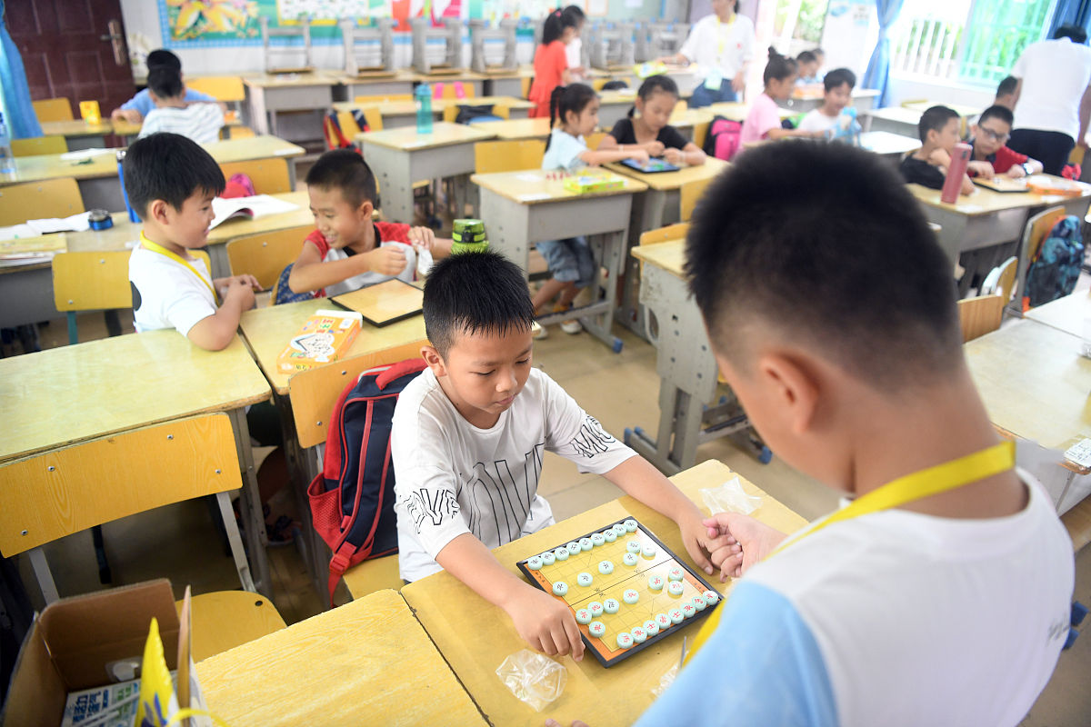 2021年7月16日,海南三亚,孩子们在三亚共青学校(暑期公益托管学校)上