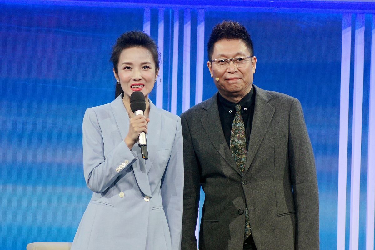 央视主持人管彤：41岁嫁给爱情，幸福三口之家的低调生活