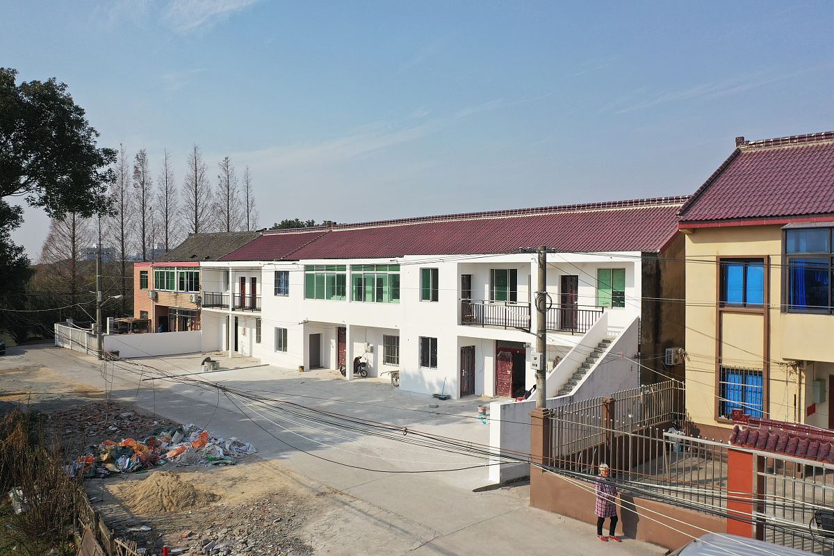 安居区中兴镇高楼房村新村新建村办工室情况帮我用200字详细描述