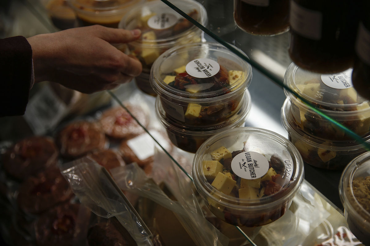 当地时间2020年11月1日,英国伦敦,素食肉及其他纯素食品在一家素食肉