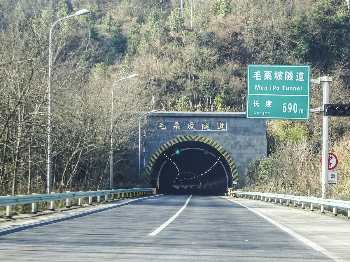 G75兰海高速贵遵复线要经过翁安南出口吗 用250字帮我描述