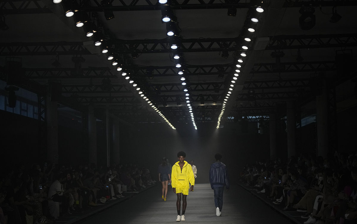 当地时间2021年11月18日,巴西圣保罗,torinno 品牌秀场.a model wears
