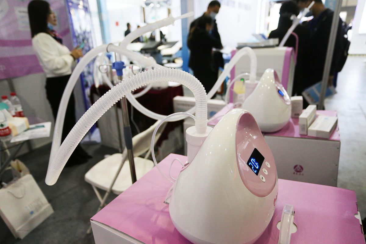 盆底肌产后修复仪盆底肌产后修复仪构造盆底肌产后修复仪是一种电子设备包括控制面板、电源、电极、导线等组成部分。电极是用于传递电流到盆底肌肉的部件通常包括多个电极以便同时刺激多个部位。导线将电极连接到控制面板上控制面板则负责控制电极的输出和频率等参数。盆底肌产后修复仪通常还会配备一些附件如贴片、充电器等。有关盆底肌修复仪的论文