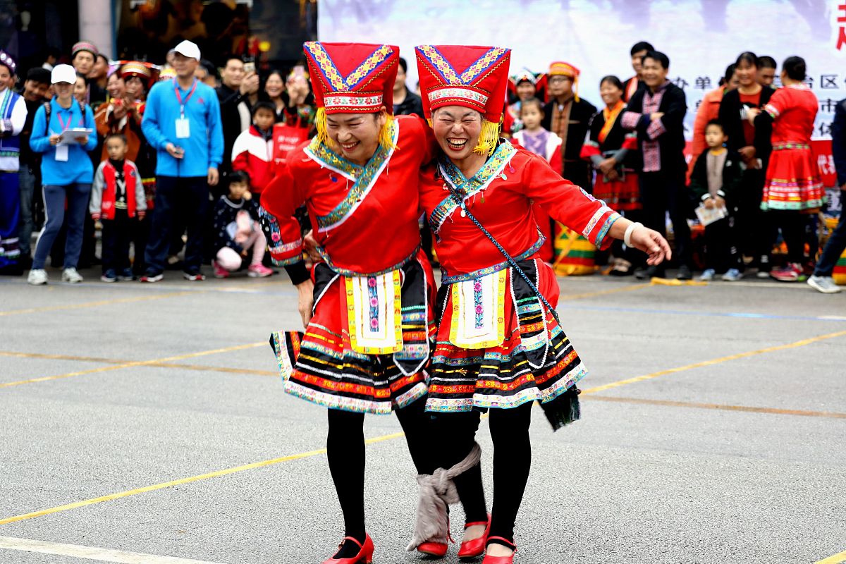 2018年12月1日,广西恭城瑶族自治县二名瑶族妇女在参加绑腿运动比赛.