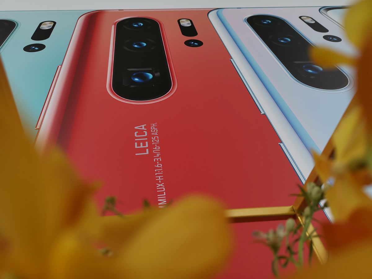 关于魅族20跃动黄的外观描写小姐姐跟手机合影