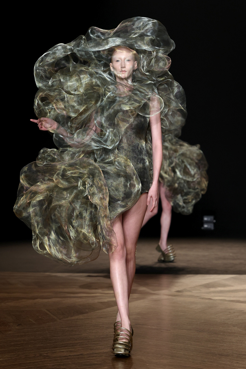 帮我用中文写出八个有关服装设计大衣系列的主题设计灵感每个字数不少于100字