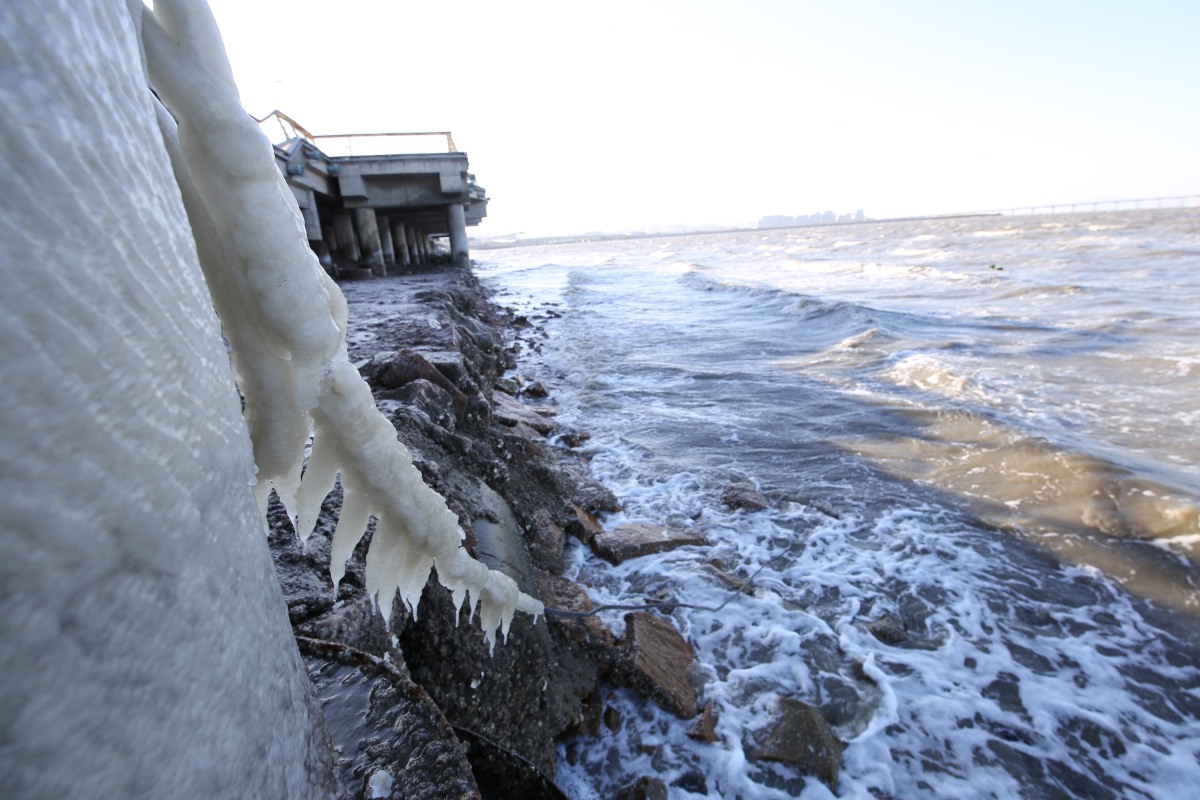 虽然没有鹅毛大雪,但是这里的海浪竟然被冻住了!