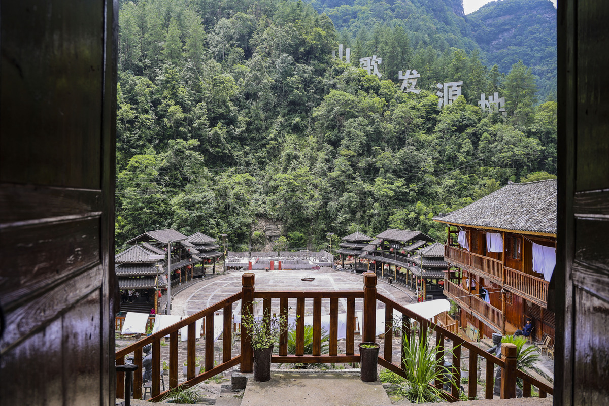 描写一段唯美的青茅山雨夜里古月山寨高脚吊楼万家灯火的景象