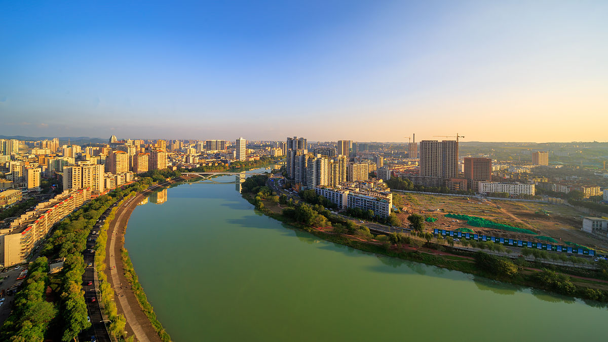 2021年10月29日,四川绵阳多日雨后放晴,温暖的阳光照耀安昌江.