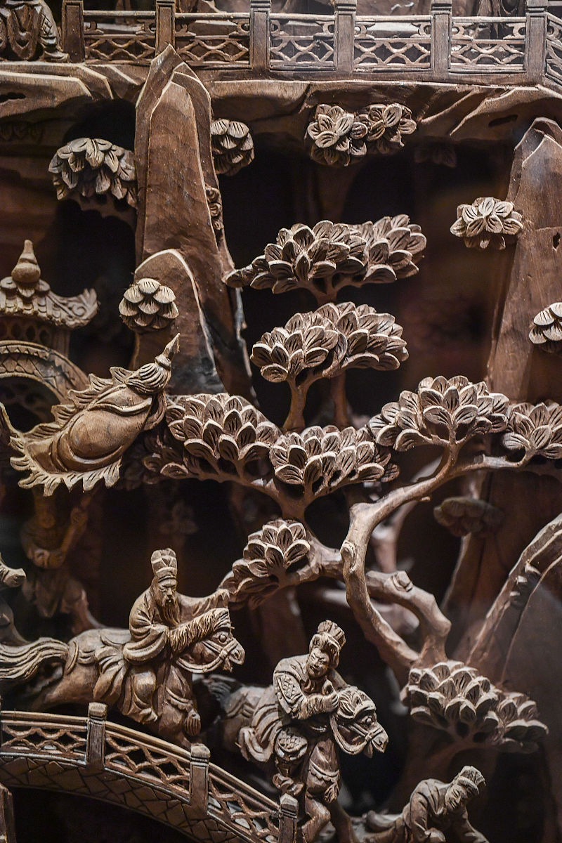 潮州木雕“铺殿花”图式与大专幼儿专业在教学方面的结合，关于”概述潮州木雕“铺殿花”图式的特点和历史背景“麻烦编写1000字