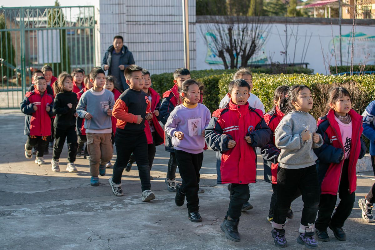 2021年12月21日,山西省运城市,垣曲县英言镇赵寨村赵寨小学小学生正在