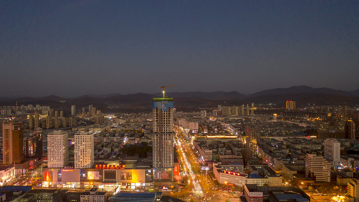 2020年10月19日,吉林灯火辉煌的市中心夜景,在建的新楼盘天河之都顶部