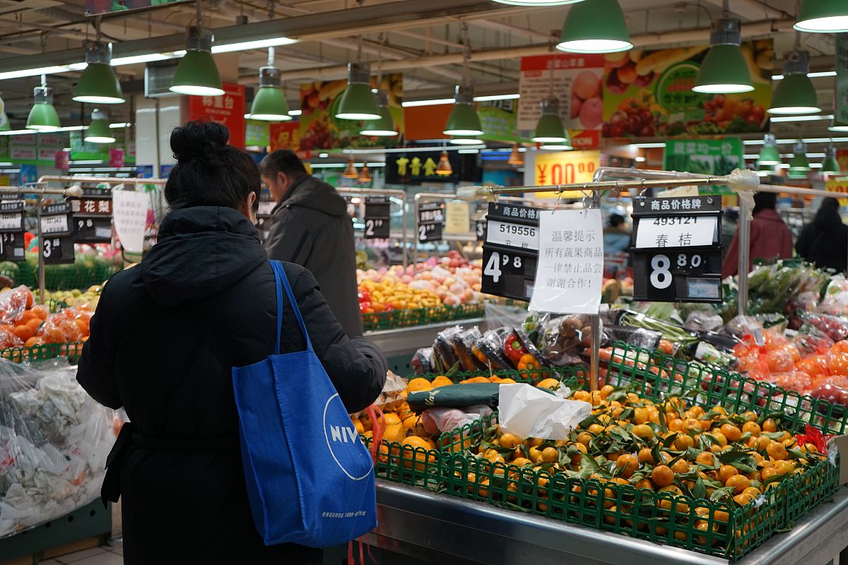 2016年3月10日,北京,市民在超市内选购商品.(如有下载使用,请署名,李