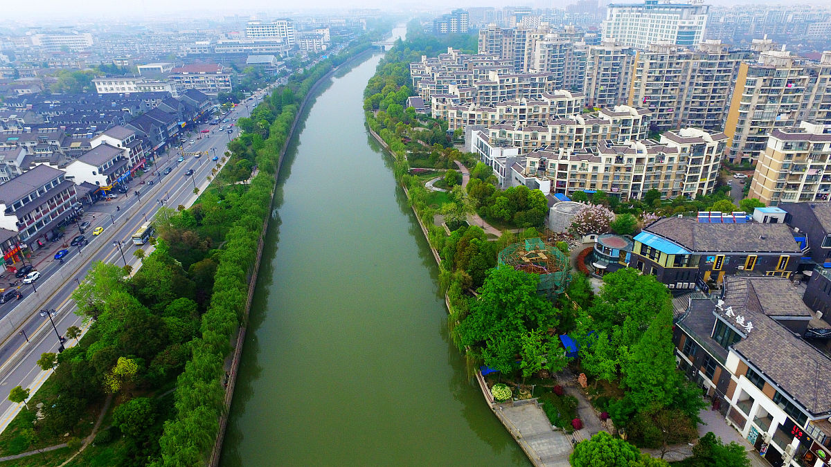 2016年04月13日,江苏省扬州市,航拍中国京杭大运河扬州段春意盎然.