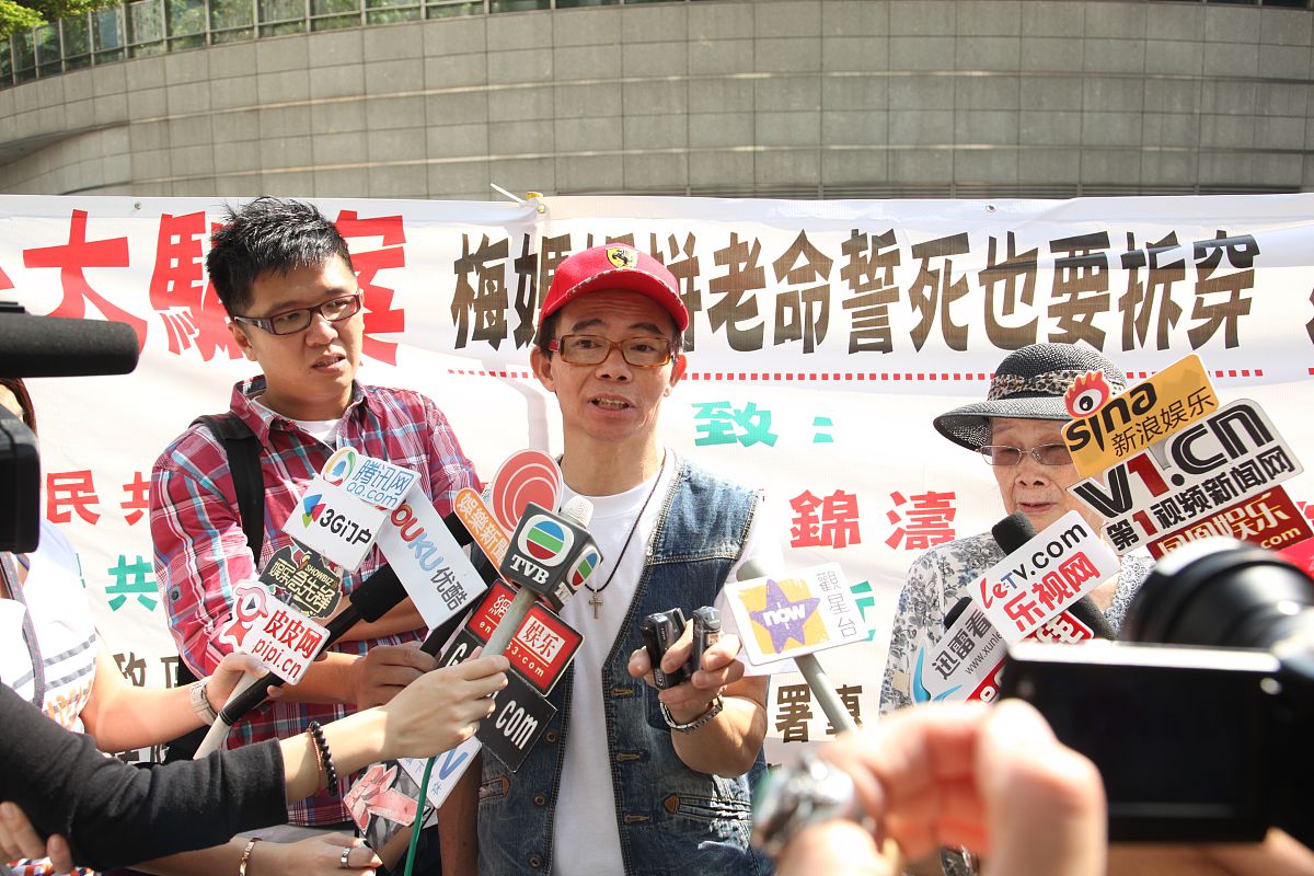 2011年10月17日,香港,已故歌星梅艳芳逝世近八年,梅妈覃美金仍坚持为