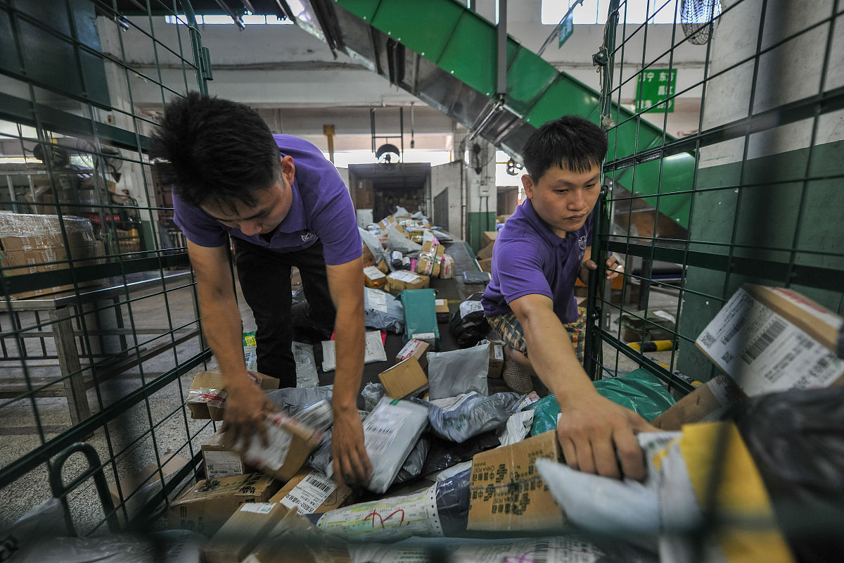 你角色是服装公司的HR要请仓库物流经理请给我准备10条面试时的问题