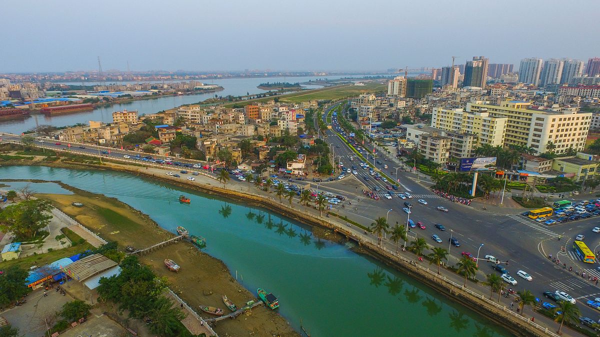 2016年3月9日,航拍海口市海甸溪海,江河交汇,船来船往.