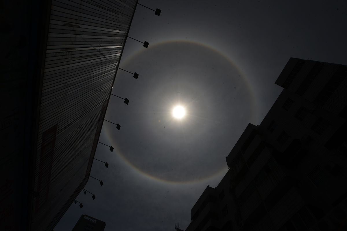 2015年07月31日,湖南郴州,当日中午,郴州市上空出现日晕景观.