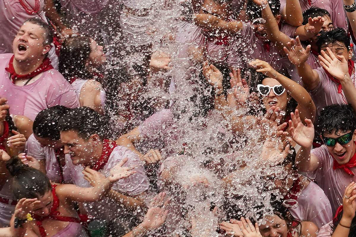 泼水节抖音爆款视频制作指南：水灵灵的欢笑与快乐！