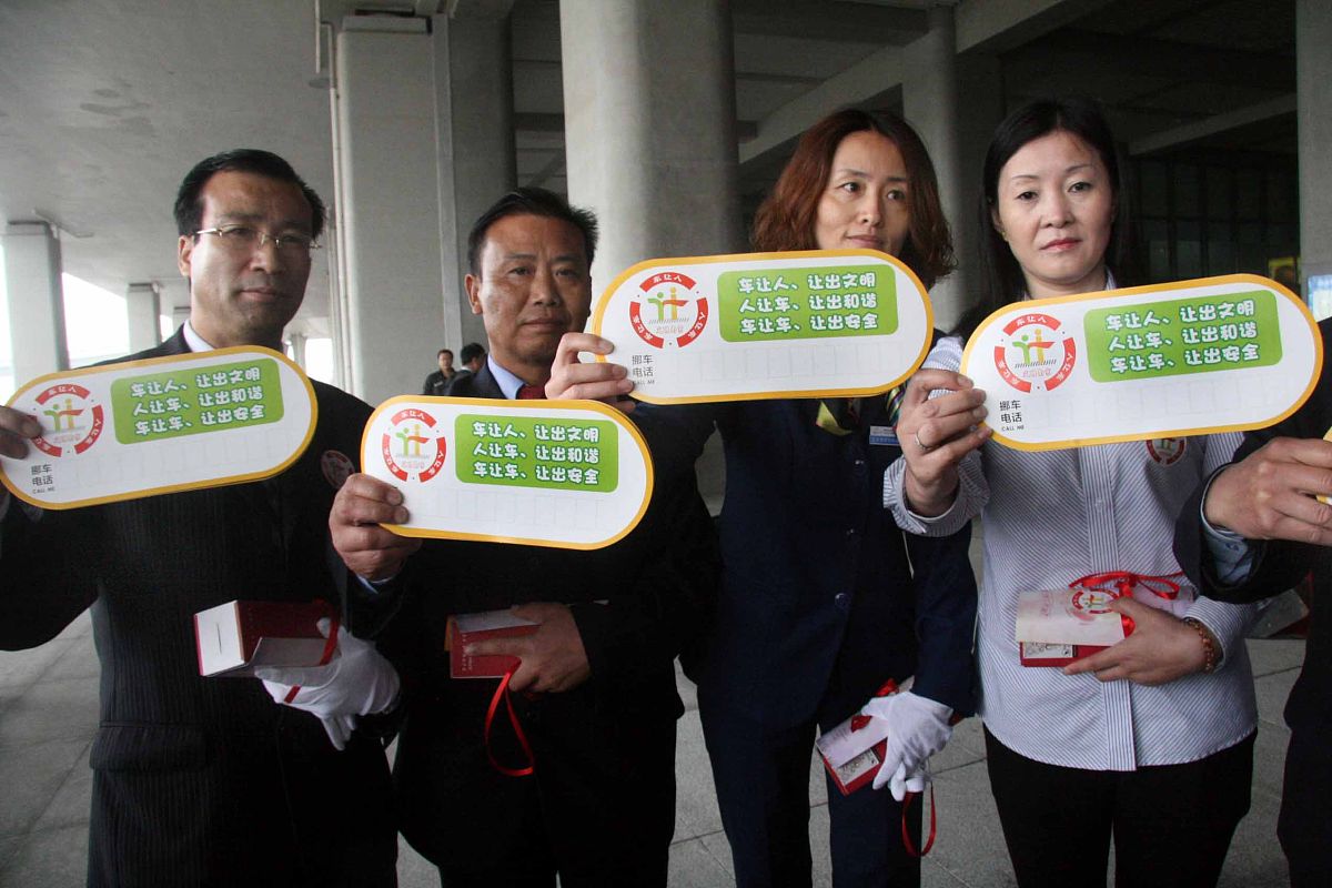 在平台售卖谢谢大哥手举牌主要用途是开车并线的时候向后车示意表示礼貌你会怎么编辑文案来吸引大家购买