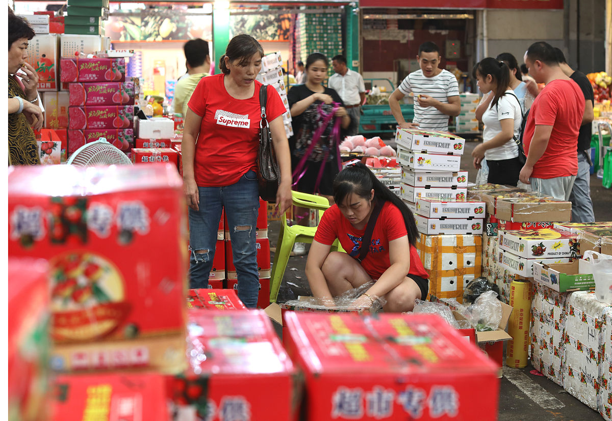 2018年9月16日,浙江金华,市民在义乌农贸城的果品批发市场采购水果.