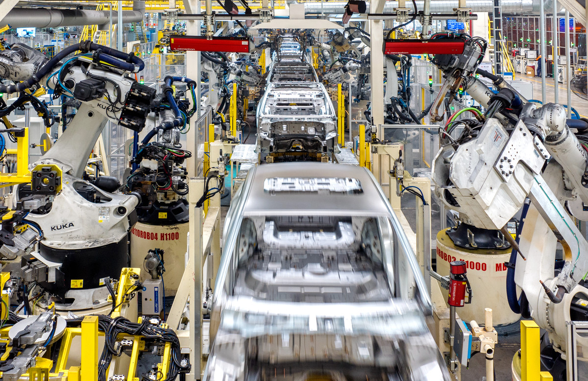 参观汽车电池生产企业：科技与创新背后的力量