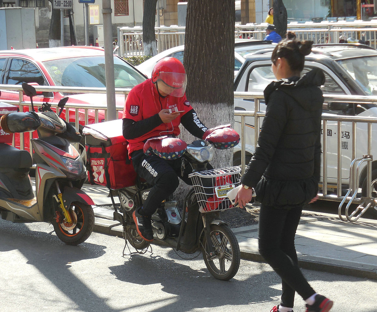 你是生活大师请分别说出衣、食、住、行、用具体品牌有哪些用中文显示品牌名字