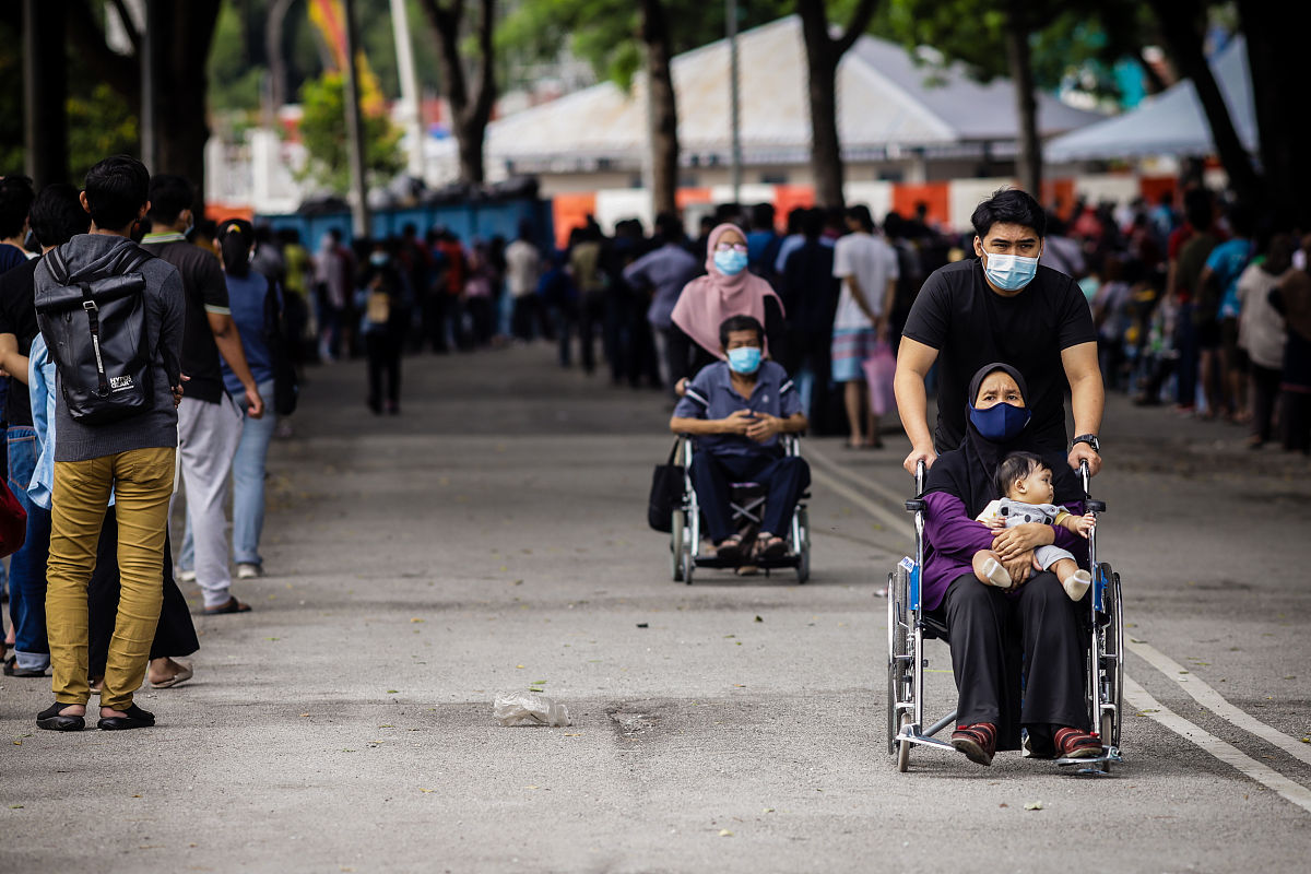 困在加班中：大厂员工每天工作长达13小时。就此展开举例讨论。一千字