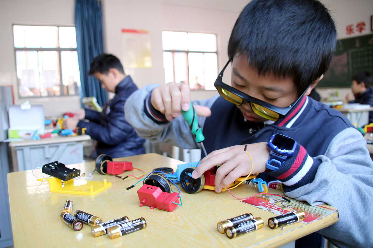 2019年12月7日,选手们在江苏省苏州市青少年电子制作比赛上角逐.