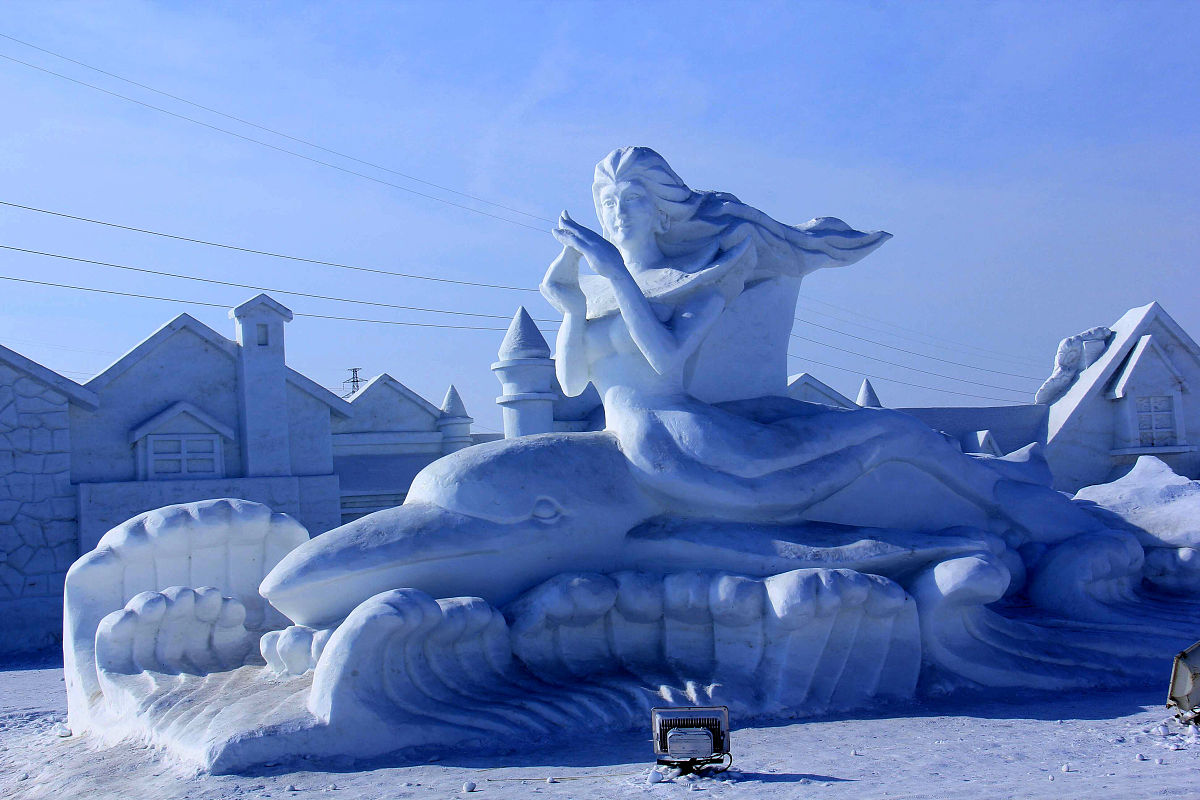 假设你是李华假期你和朋友一起去哈尔滨参观了冰雪大世界 Harbin Ice-SnowWorld。请你为校报英语专栏写一篇旅游介绍内容包括：1公园位置位于哈尔滨；2公园特色冰雕、俄式咖啡等；3 发出邀请。注意：1写作词数应为80左右；