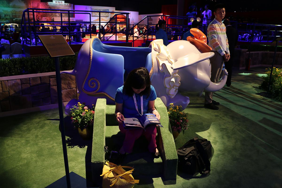 帮我看看下面这篇短文The four travellers ring the bell on the Gate The Guardian is surprised to see them ‘You’re back from the Land of the Winkies!’ he says ‘Yes we are’ Dorothy says ‘We want to see the Great