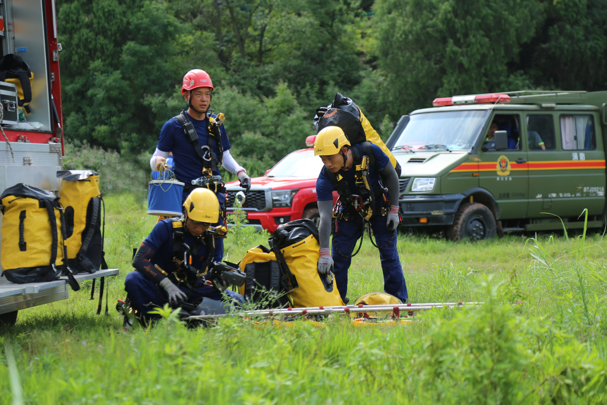 搜救犬远程作业：无线电指挥可行吗？